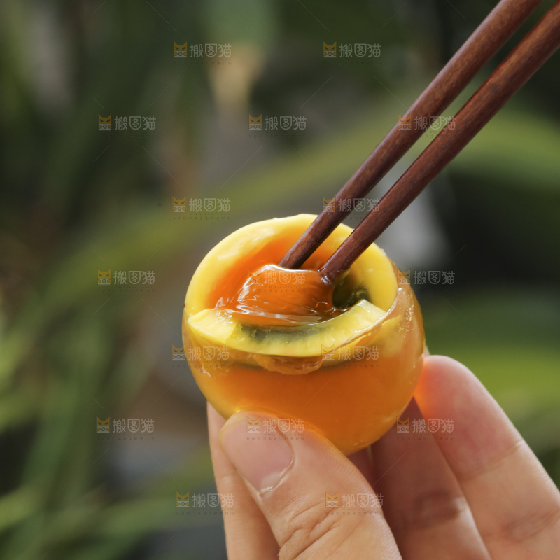 手里拿着变蛋