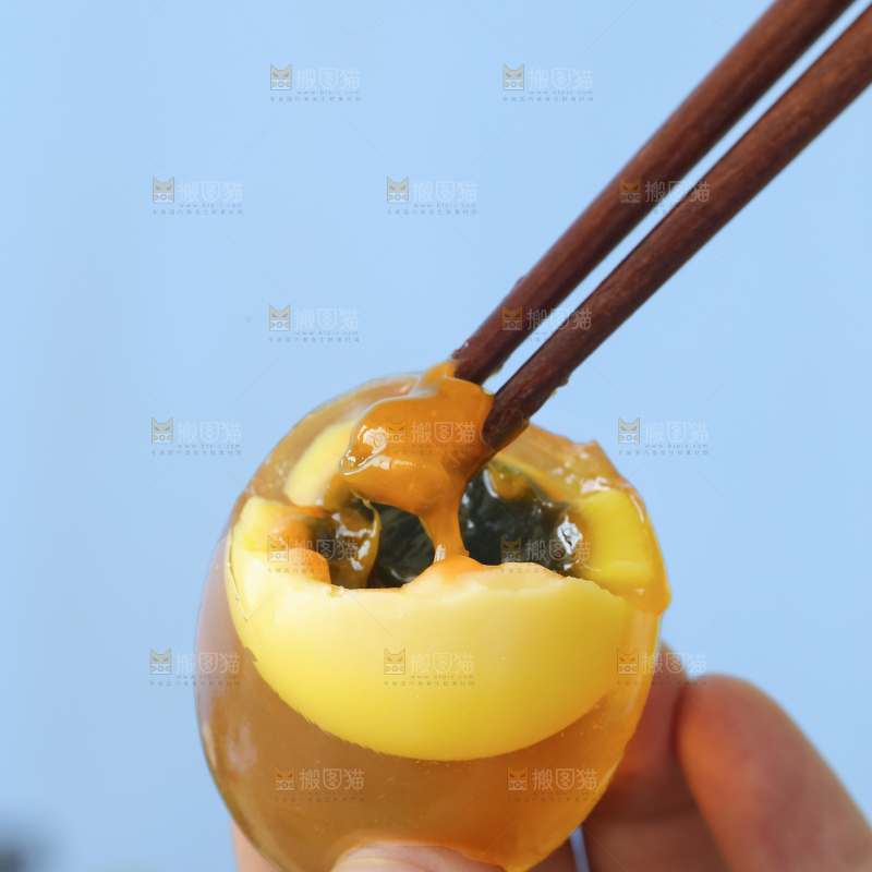 手里拿着变蛋