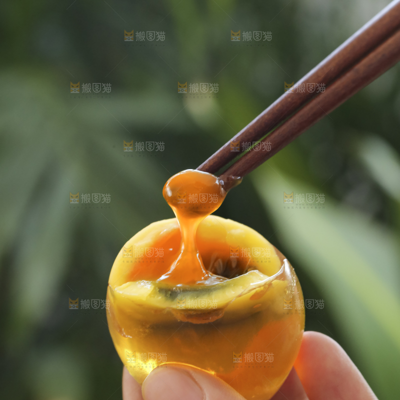 手里拿着变蛋