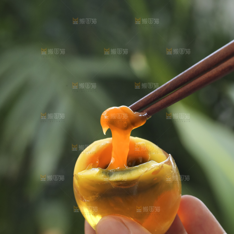 手里拿着变蛋