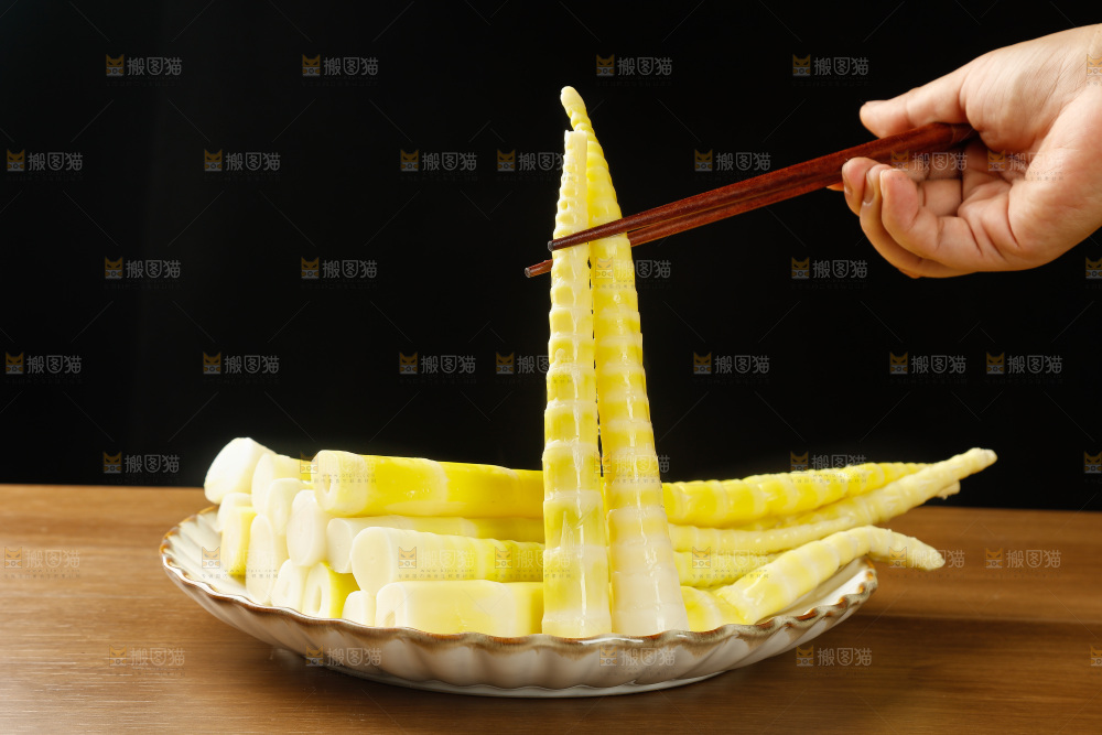木底上的清水笋