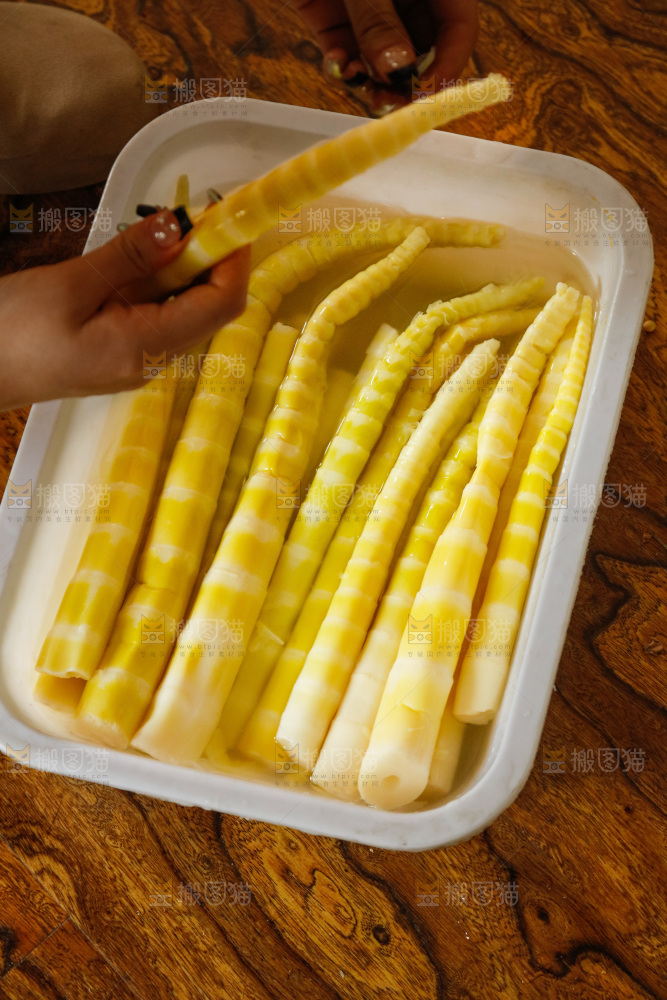 木底上的清水笋
