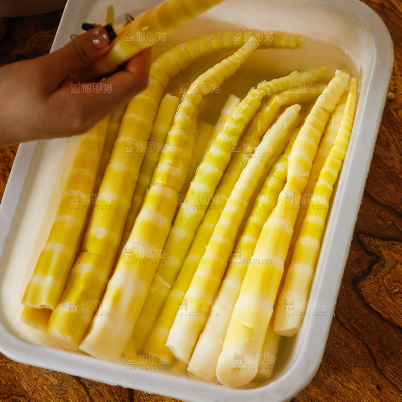 木底上的清水笋