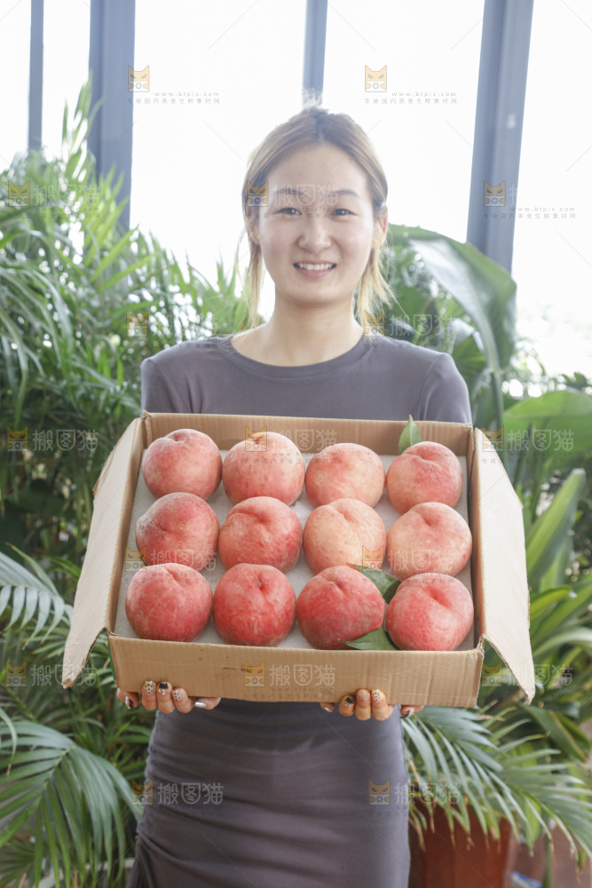 手里拿着红脆桃