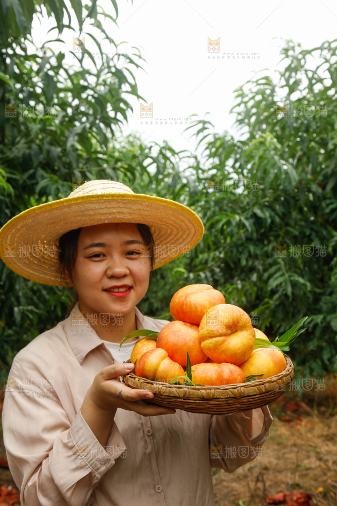 手里拿着黄油蟠桃