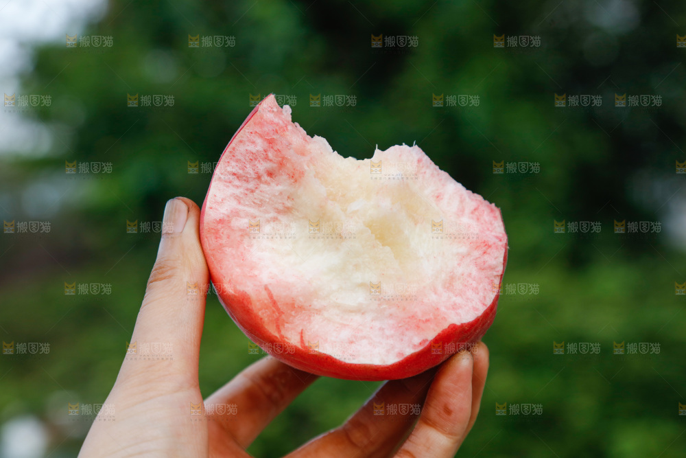 手里拿着红脆桃