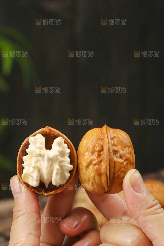 木底上的青皮核桃