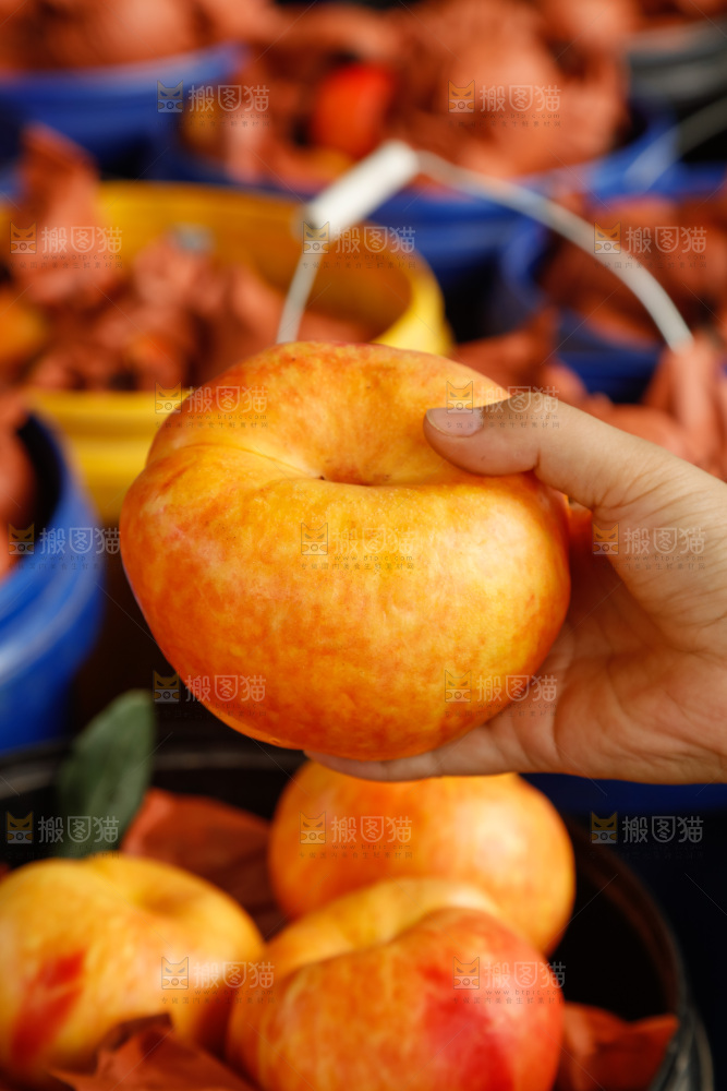 手里拿着黄油蟠桃