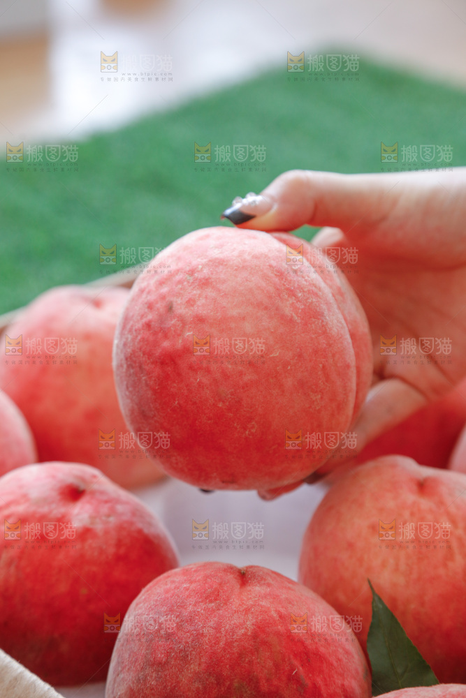 深底上的苹果桃