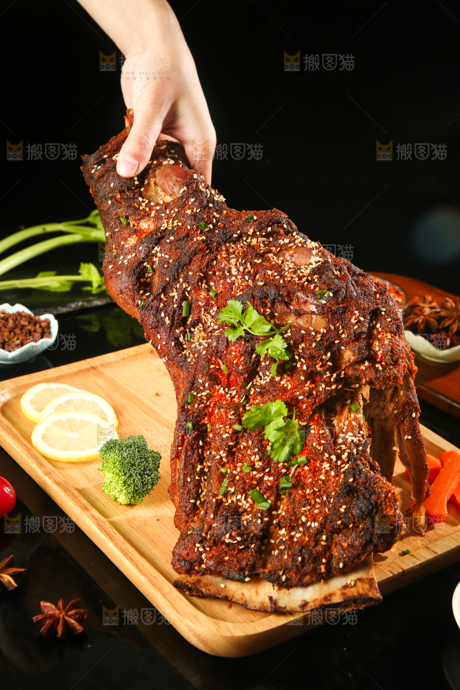 深底上的烤羊腿