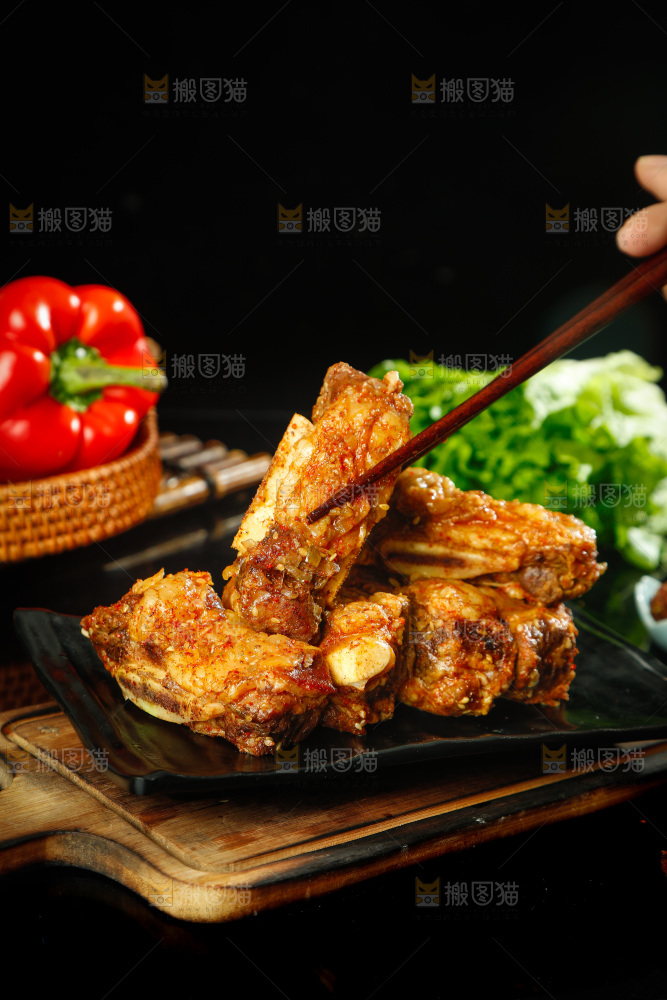 深底上的烤羊排