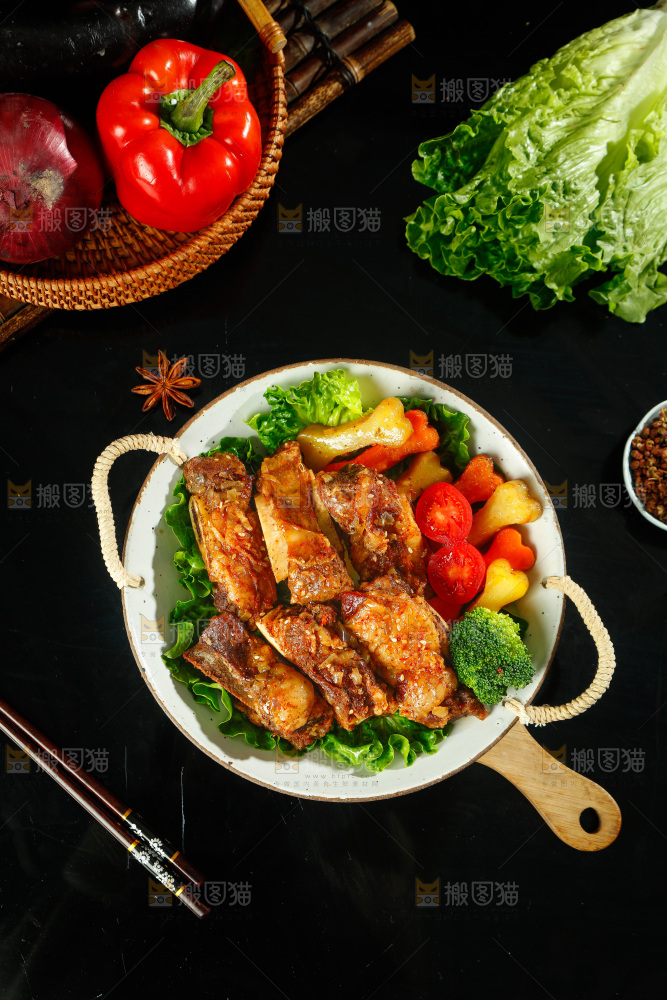 深底上的烤羊排