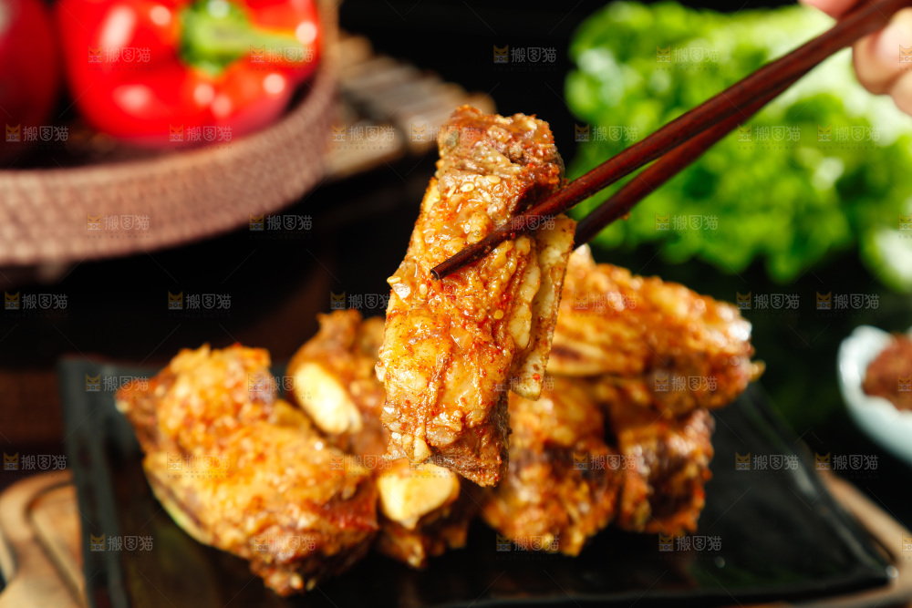 深底上的烤羊排