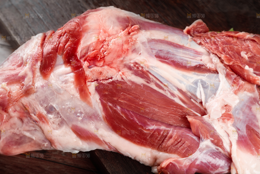 深底上的羊后腿