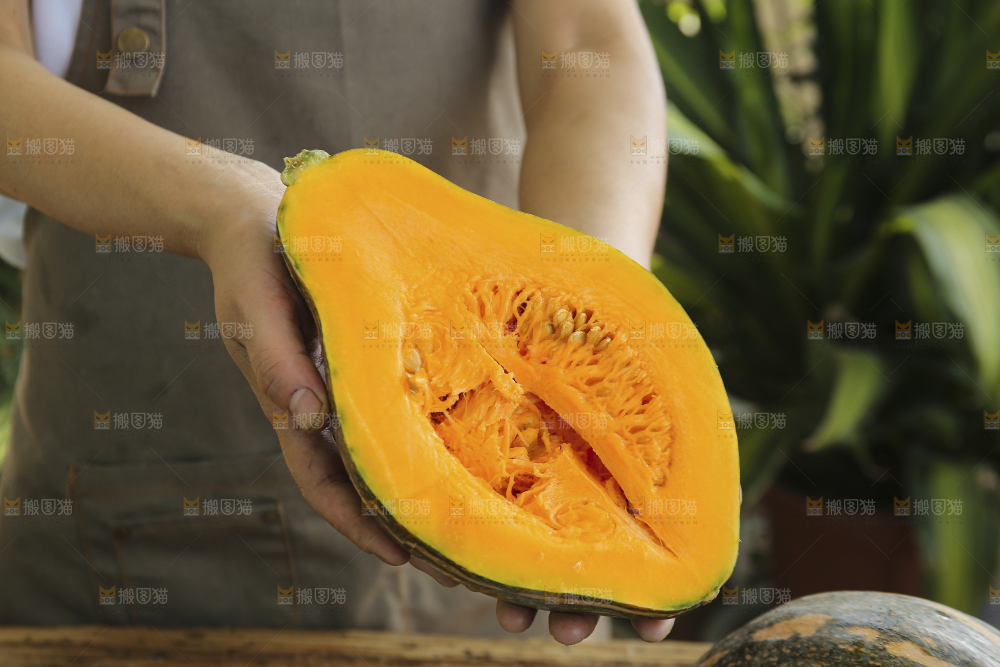 手里拿着香芋南瓜