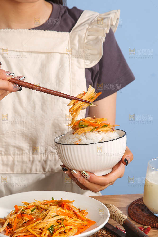 盘子里的手撕鸡丝