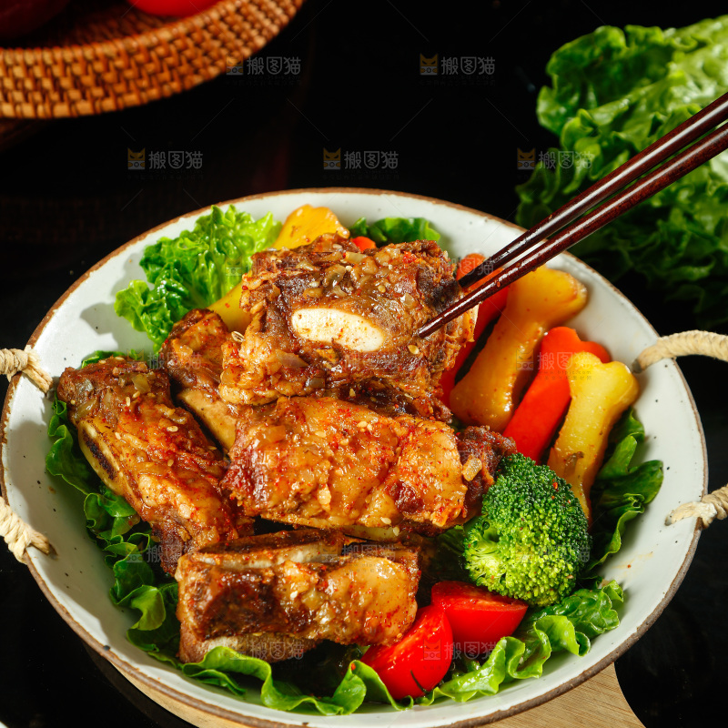 深底上的烤羊排