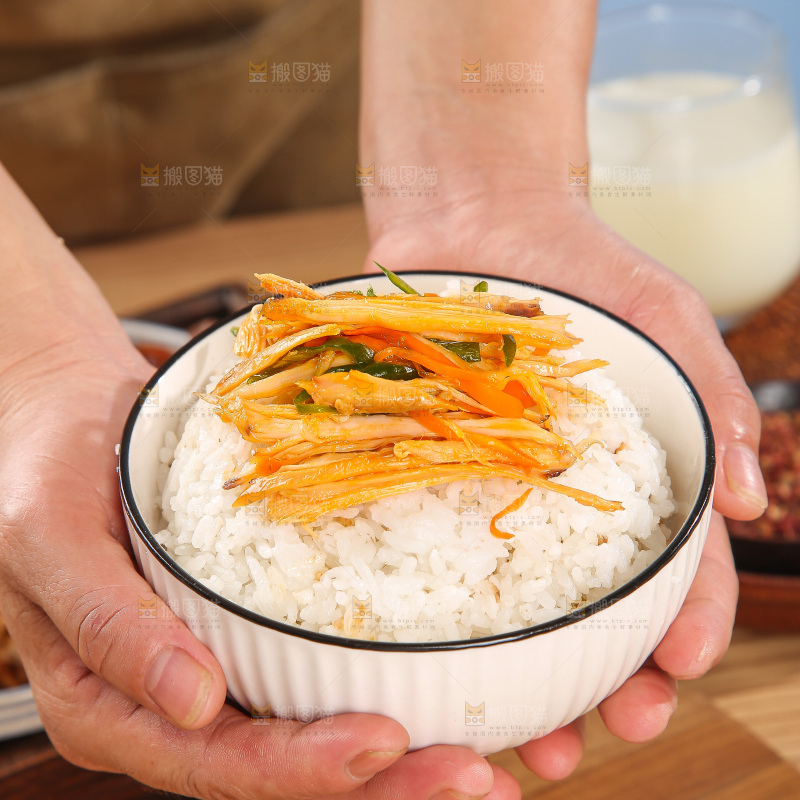 盘子里的手撕鸡丝