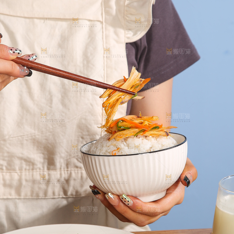 盘子里的手撕鸡丝
