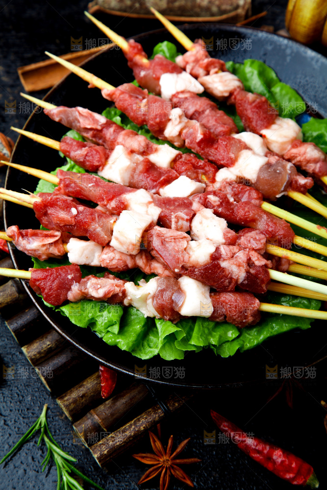 深底上的新鲜羊肉串