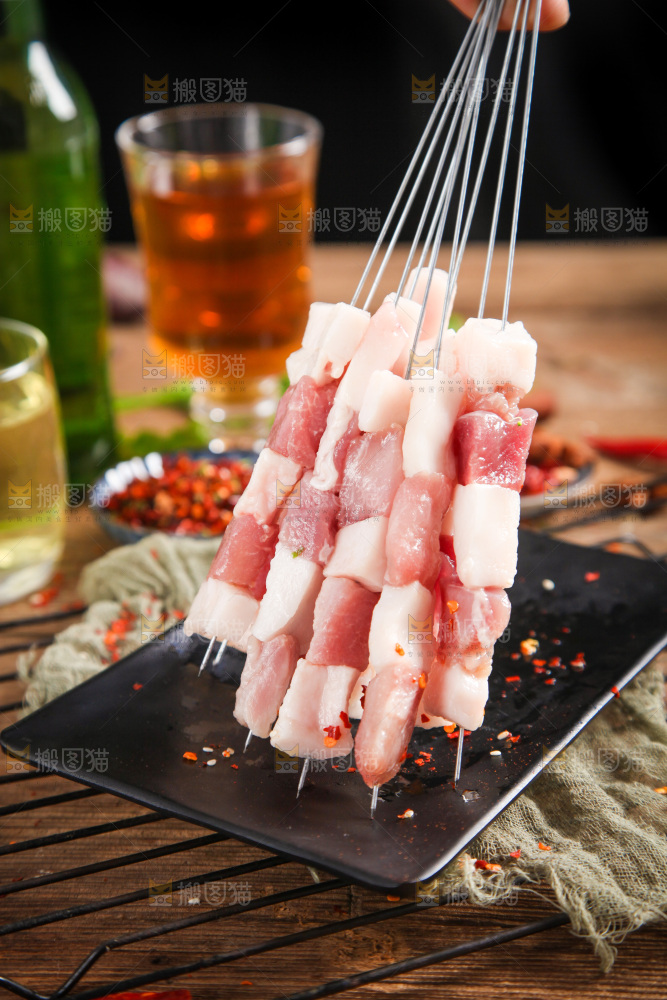 深底上的新鲜羊肉串