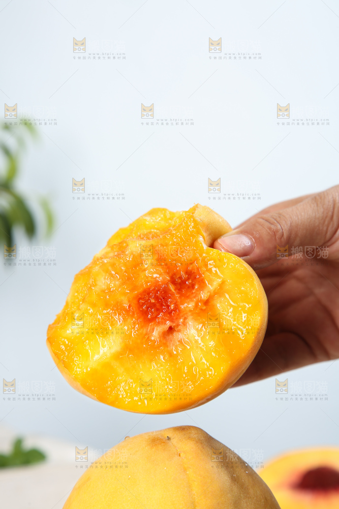 手里拿着锦绣黄桃
