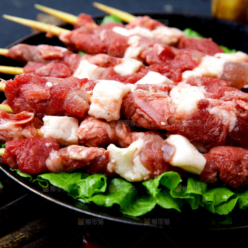 深底上的新鲜羊肉串