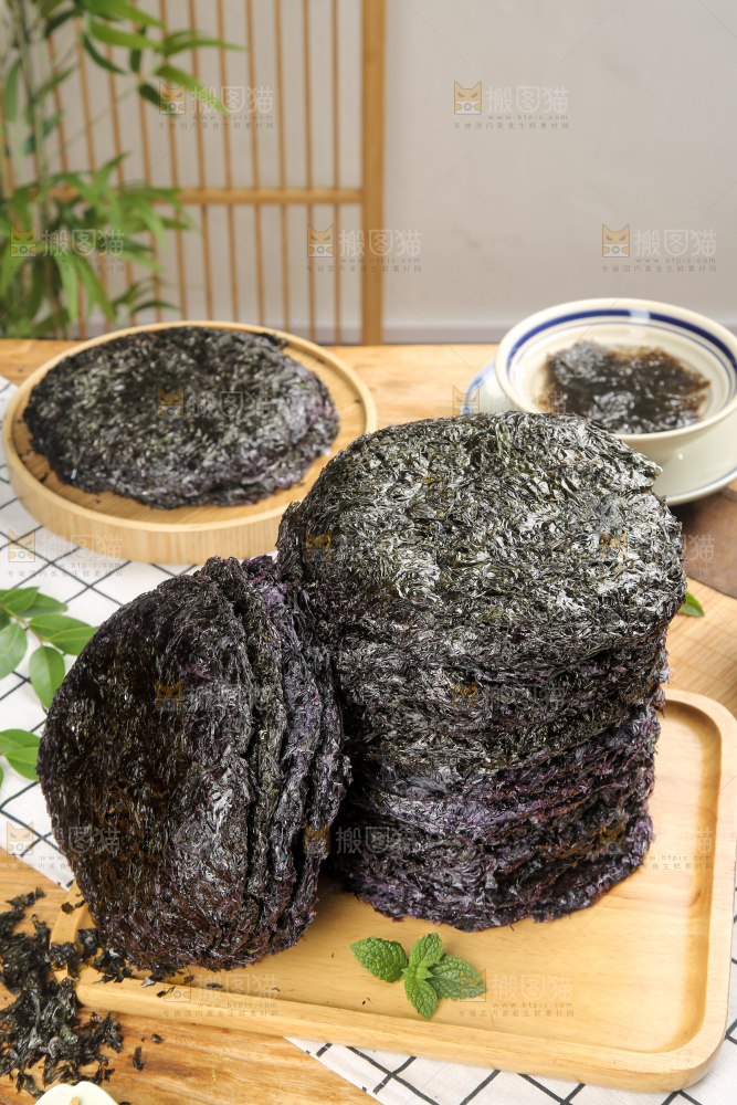 手里拿着大块紫菜