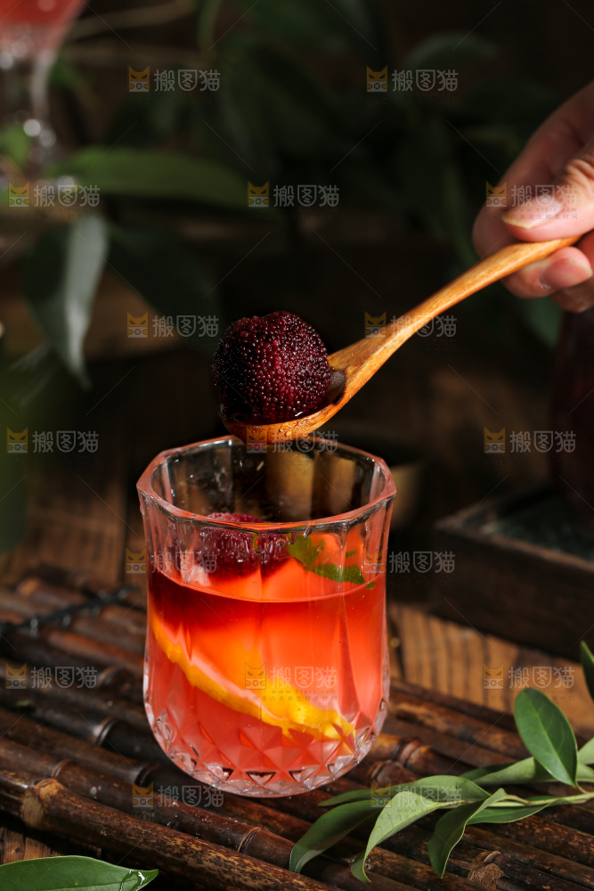 深底上的杨梅果饮