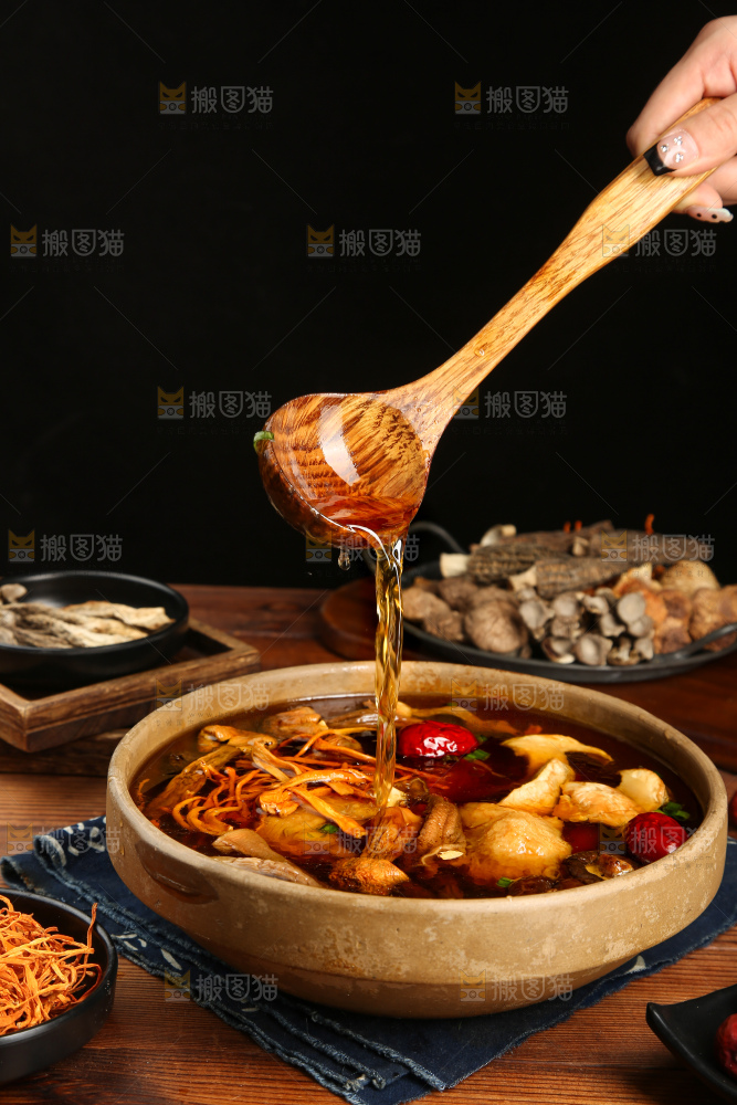 木底上的七彩菌菇