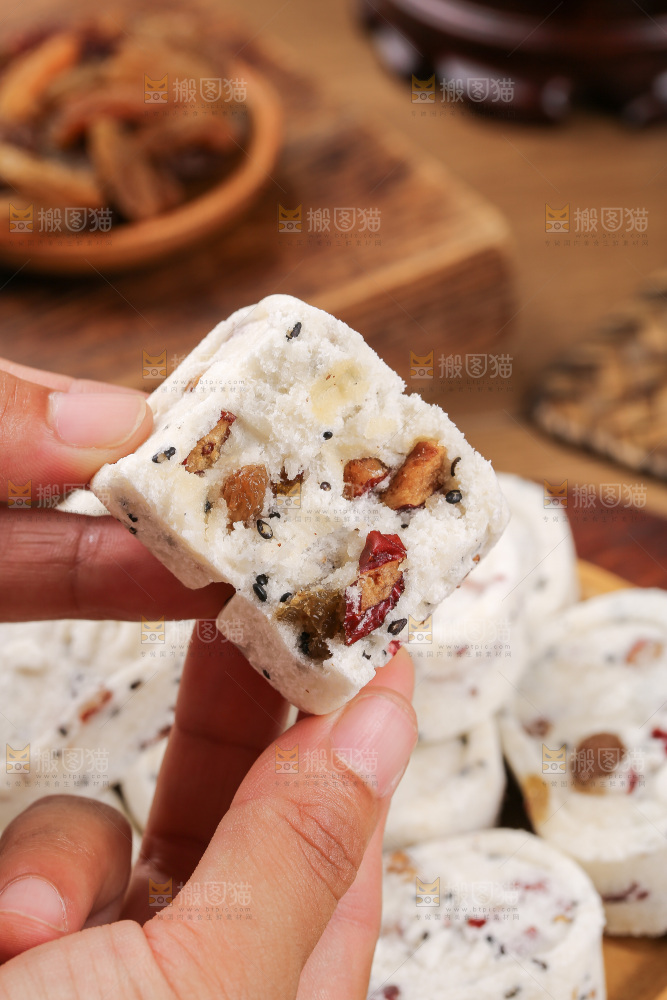 木底上的八珍糕
