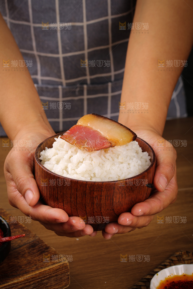 木底上的后腿腊肉