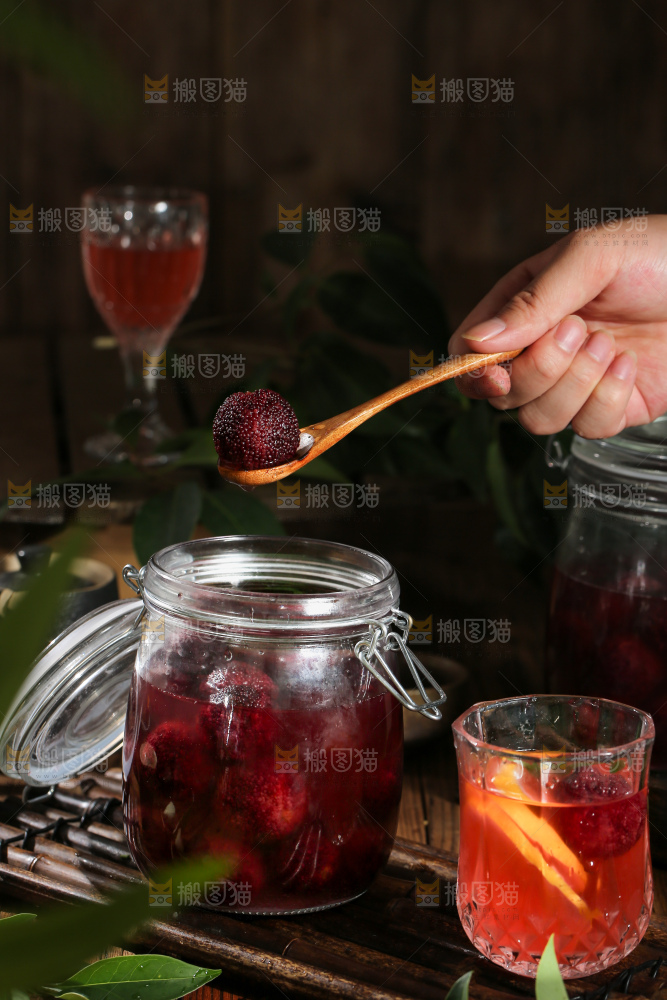 深底上的杨梅果饮