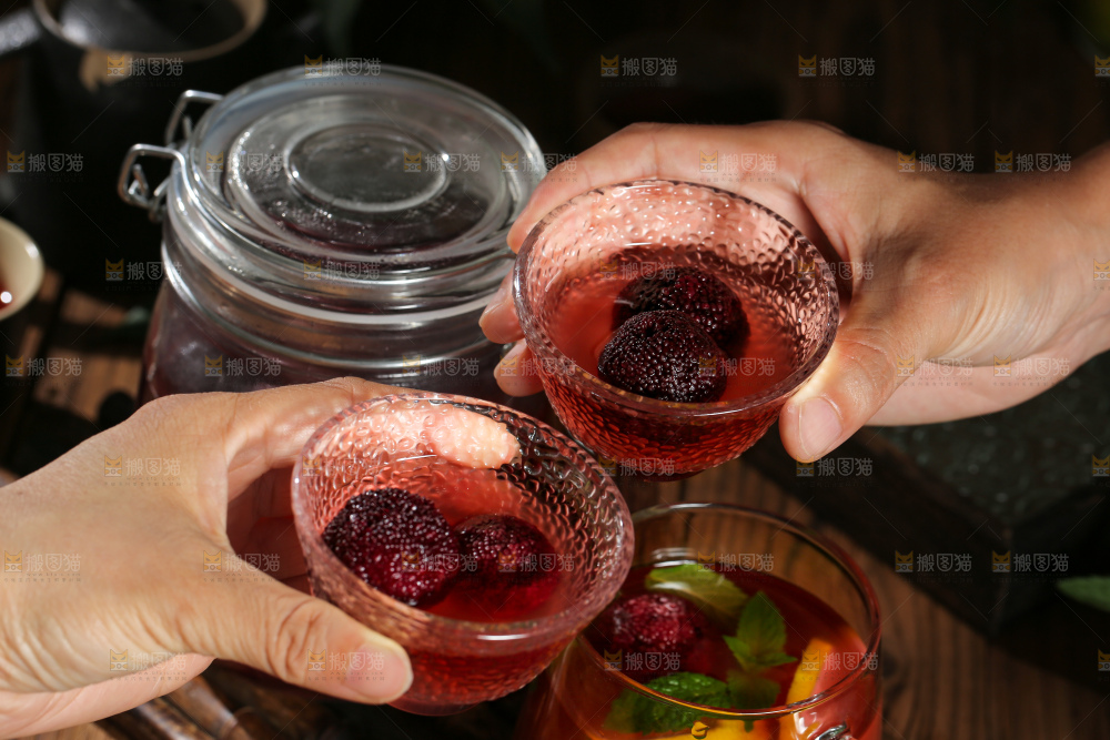 深底上的杨梅果饮