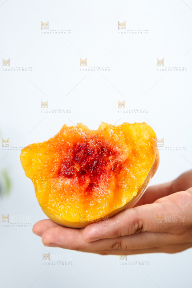 手里拿着锦绣黄桃