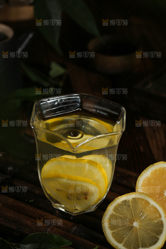 深底上的柠檬水