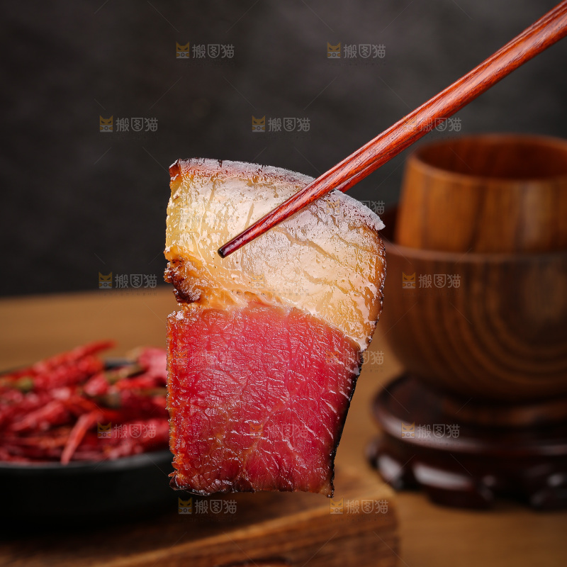 木底上的后腿腊肉