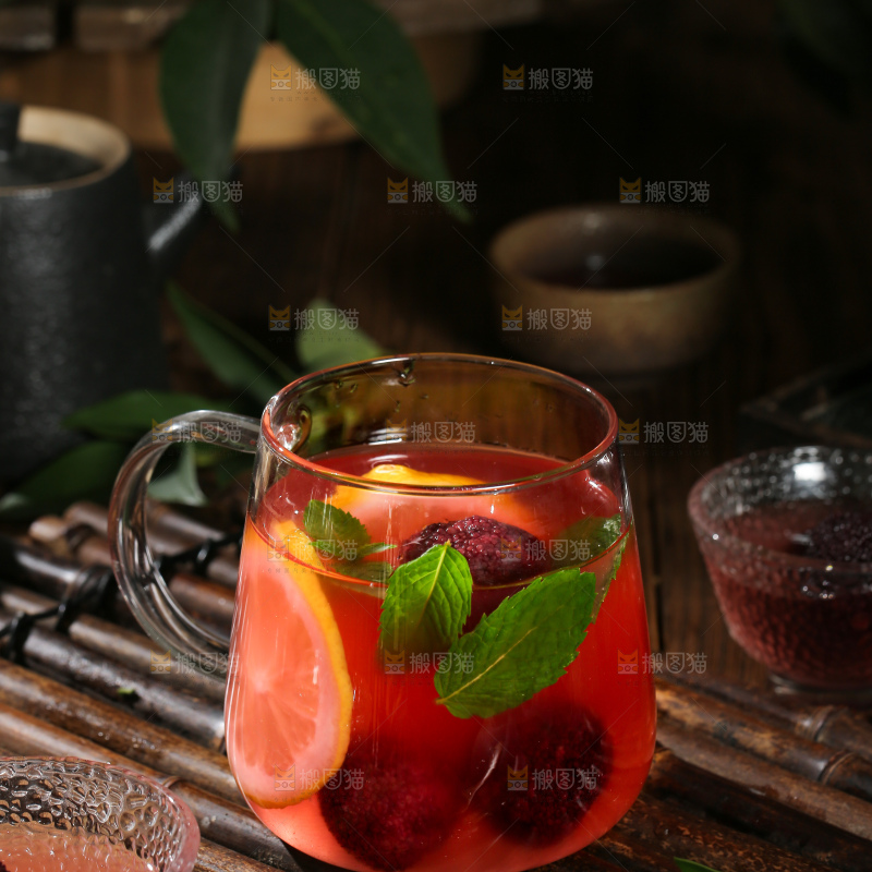 深底上的杨梅果饮