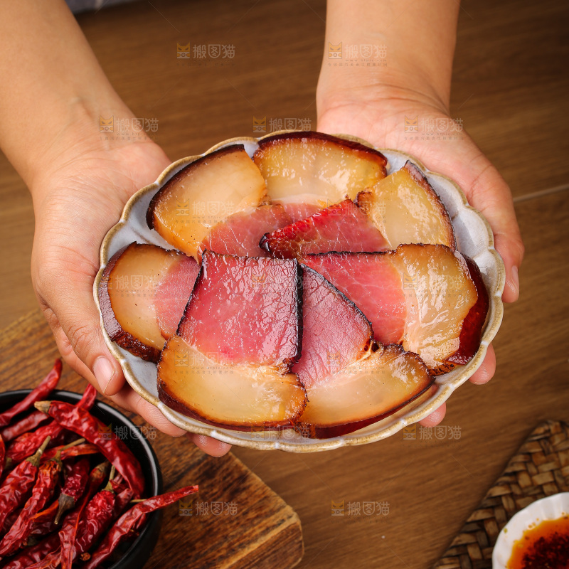 木底上的后腿腊肉