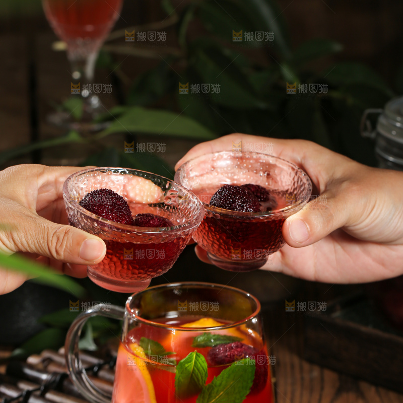 深底上的杨梅果饮