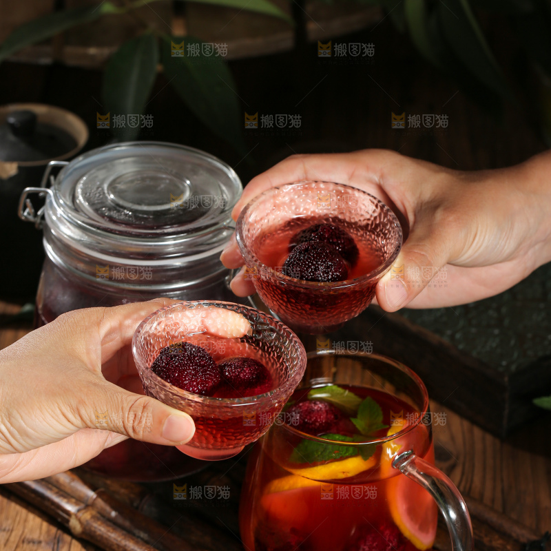 深底上的杨梅果饮