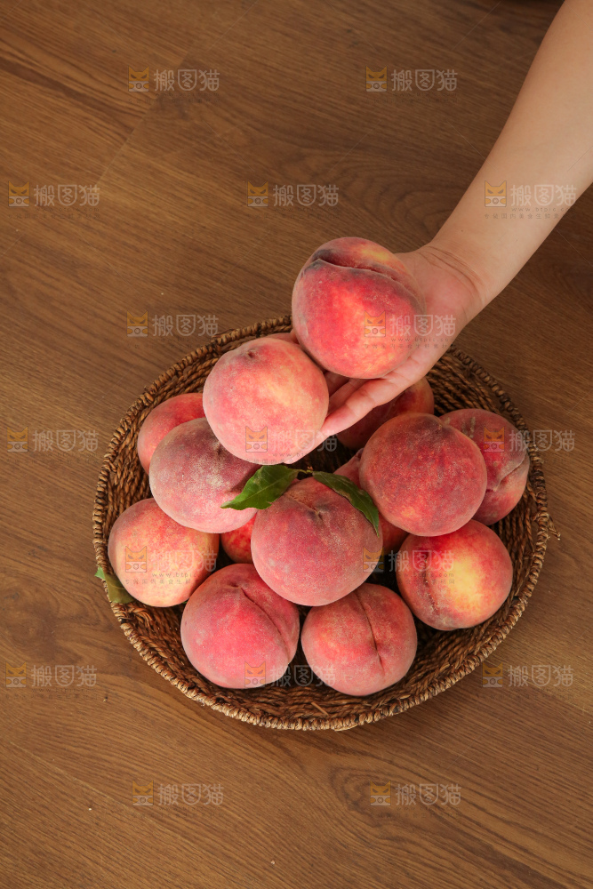 手里拿着血桃