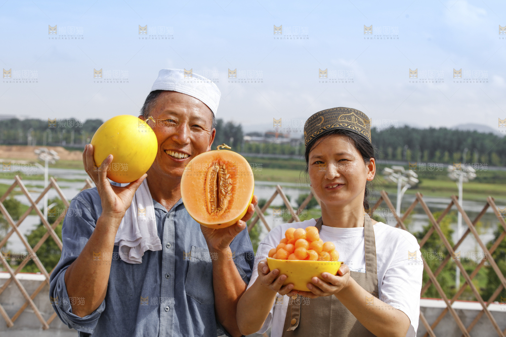 手里拿着民勤蜜瓜