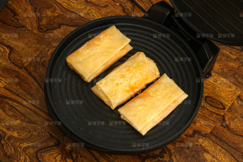 木底上的香辣土豆三丝盒