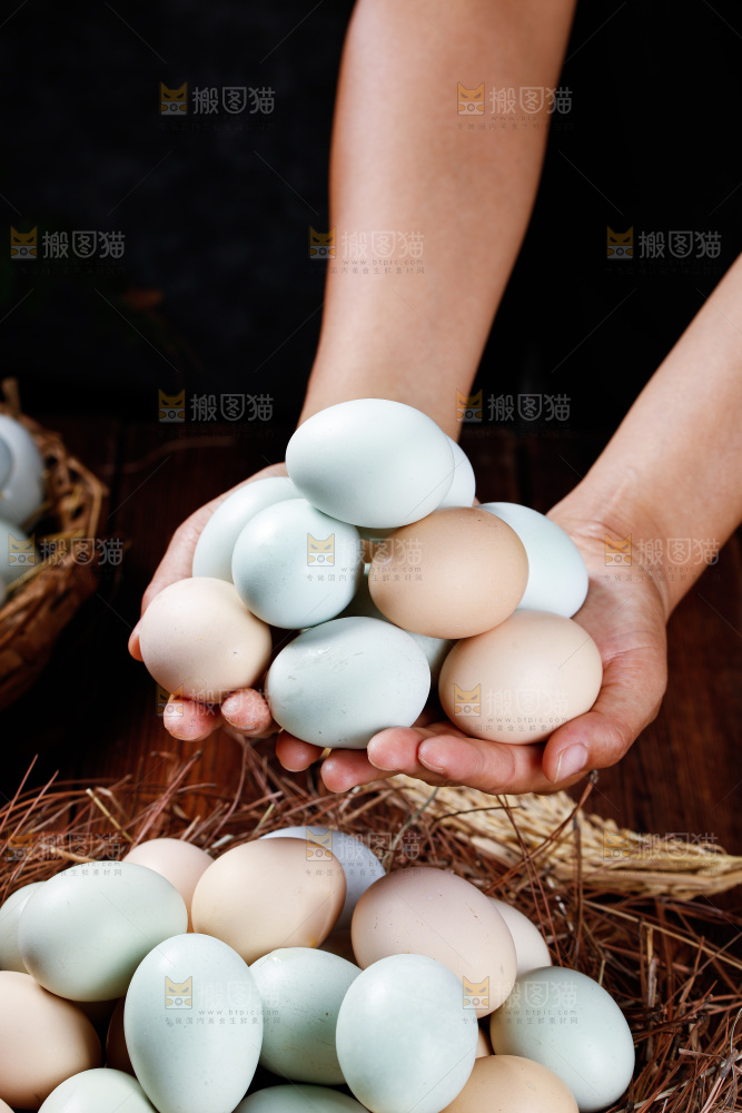 木底上的绿壳鸡蛋