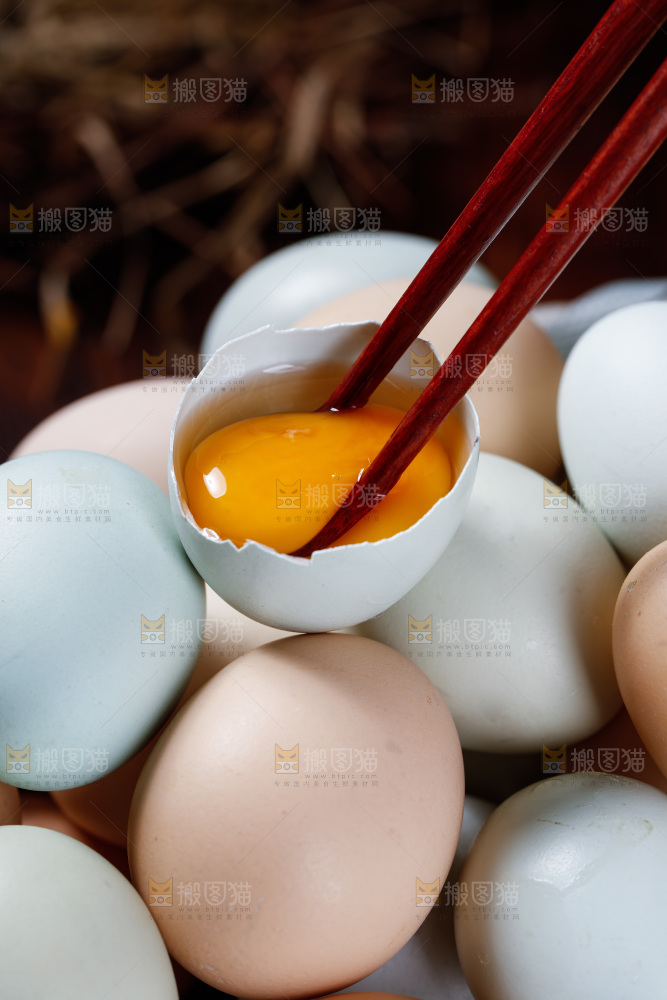 木底上的绿壳鸡蛋