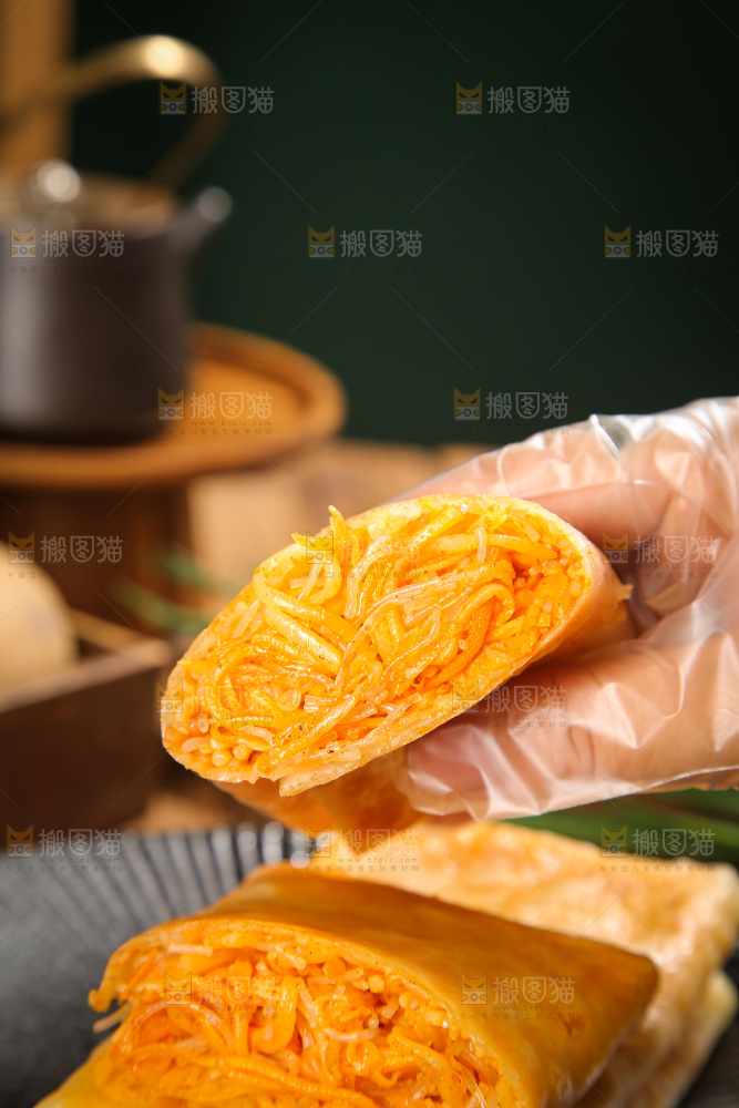 木底上的香辣土豆三丝盒