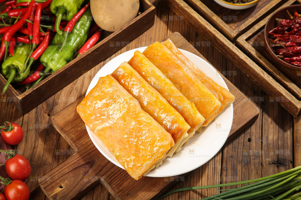 木底上的香辣土豆三丝盒