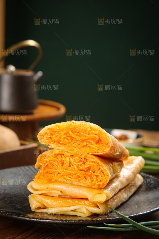 木底上的香辣土豆三丝盒