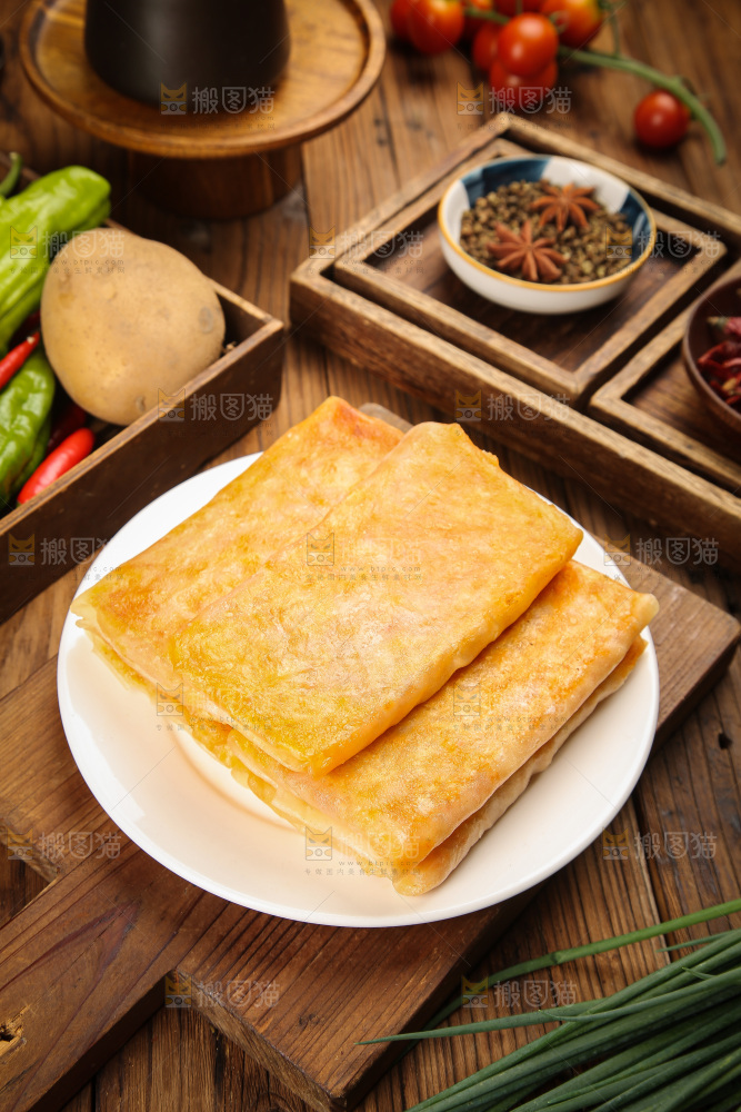 木底上的香辣土豆三丝盒